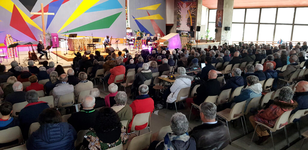 Vue d'ensemble de la salle et du public