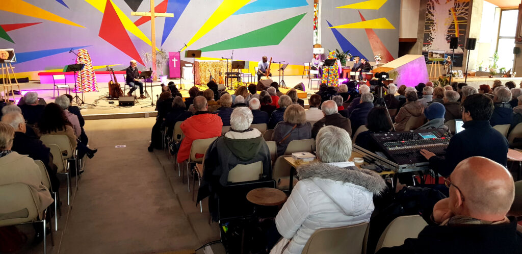 Vue d'ensemble de la salle et du public